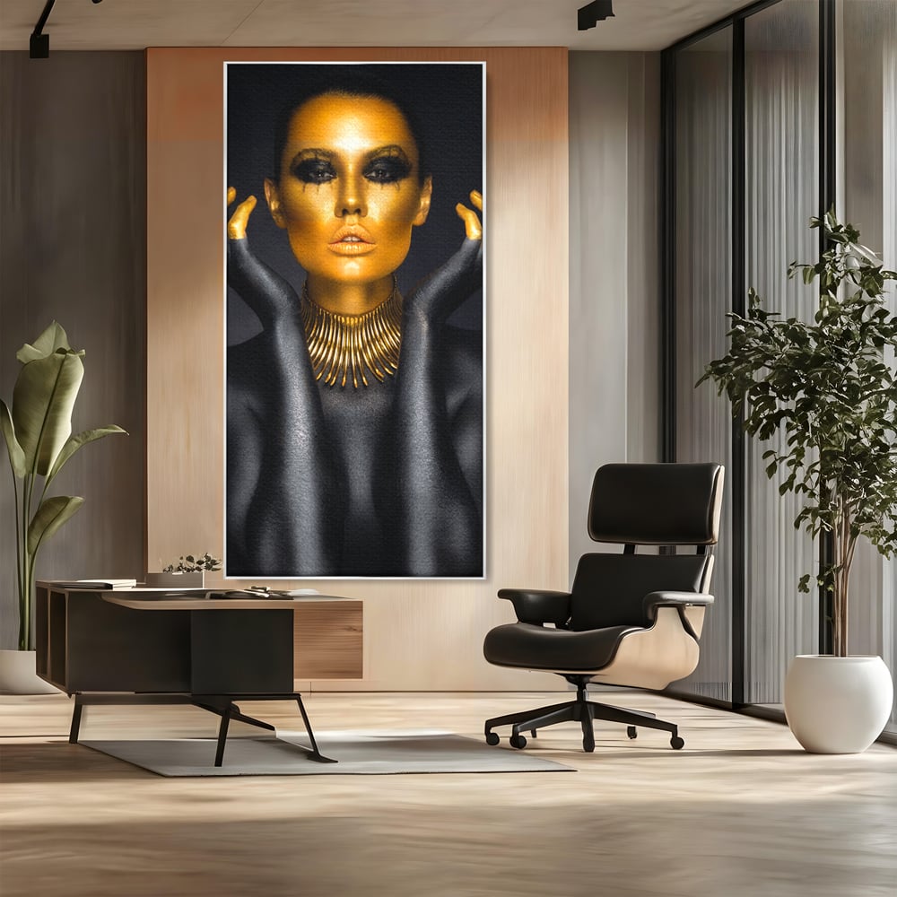 Tablou canvas cu tablou portret femeie aurie, in rama de aluminiu argintiu, pe perete intr-un birou
